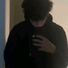 Guest_kissingscarsonher